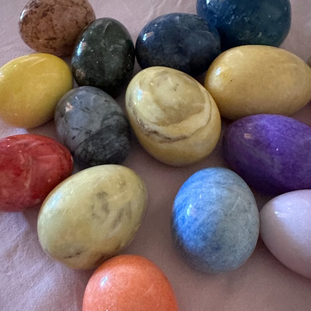 Antique Set of 17 Onyx, Quartz & Jasper Gemstone Eggs – Early 1900s Decor